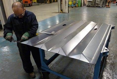Peças de fabricação de estampagem de chapa de metal CNC personalizada de alta precisão Tolerância 0,05 mm