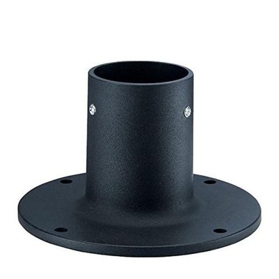 Instalação de postes luminosos externos revestidos de preto com material de aço e base de poste montado no cais