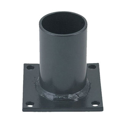 Instalação de postes luminosos externos revestidos de preto com material de aço e base de poste montado no cais