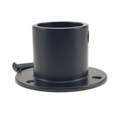 Instalação de postes luminosos externos revestidos de preto com material de aço e base de poste montado no cais