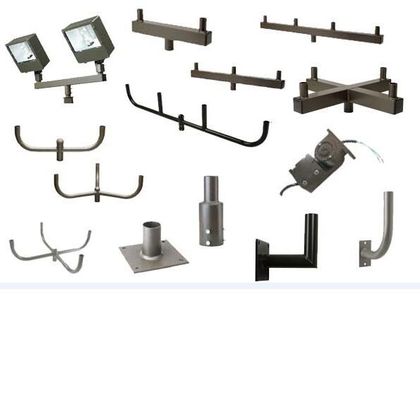 Os postes de luz de rua não-padrão galvanizados com suporte e braço fabricados pela empresa chinesa