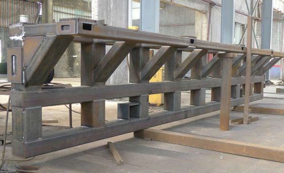 Serviço profissional de fabricação e soldadura de chapas metálicas estruturadas de suportes unilaterais não normalizados