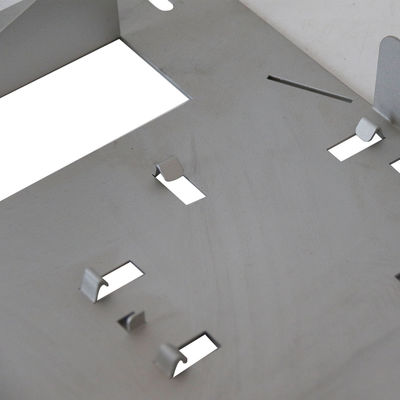 Estampagem e dobra de chapas metálicas de mobiliário inoxidável para fabricação de móveis