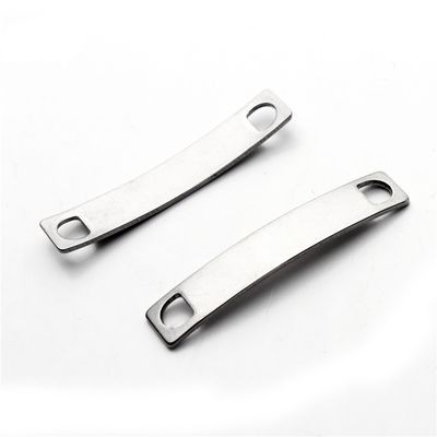 Cor Fourslide de aço feito-à-medida da natureza que carimba grampos lisos do metal da mola da multi corrediça